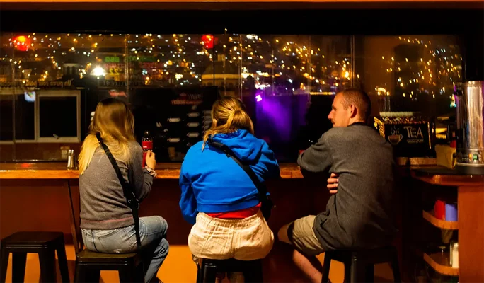 Hóspedes aproveitando a vista no bar do Pariwana Cusco.