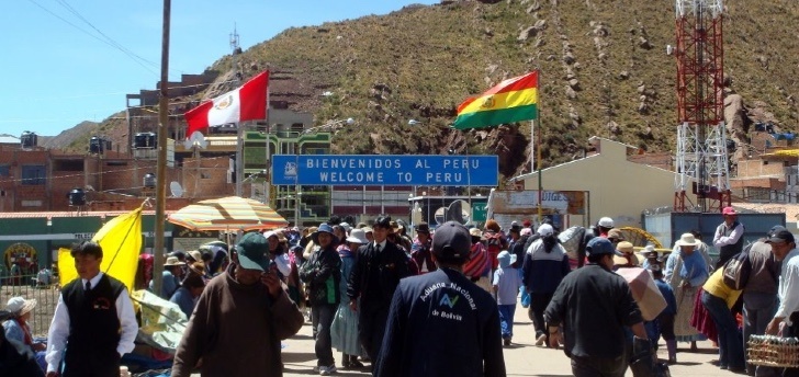 Backpackers crossing Bolivia–Peru border near Lake Titicaca