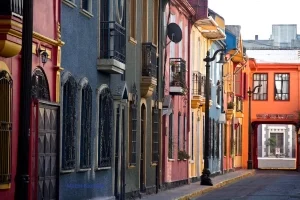 Traveler visiting top attractions in Santiago de Chile.